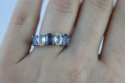 Bague jarretière en or gris 18K (750/1000)...
