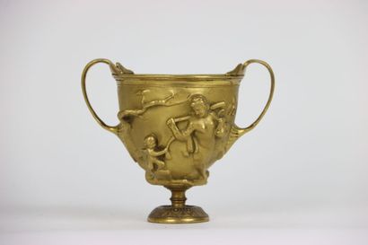 Coupe en bronze ciselé et doré à décor de...