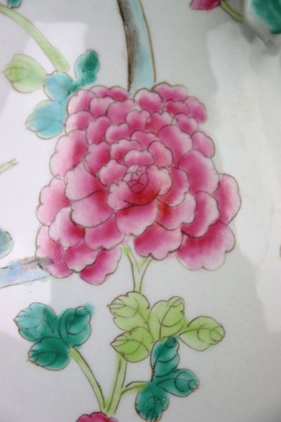 CHINA. Porcelain vase with polychrome decoration...