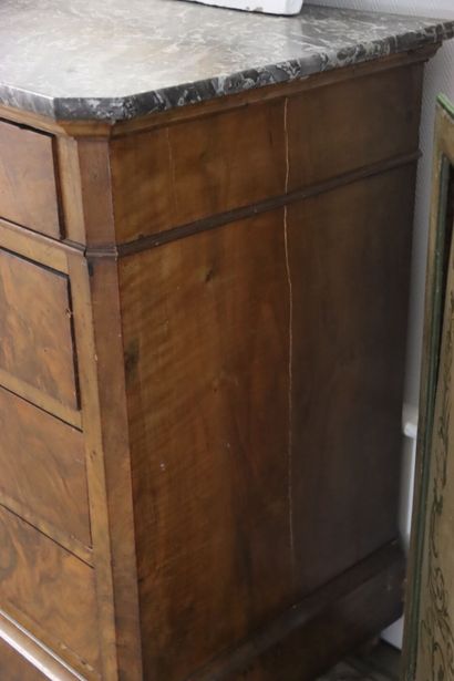 Chest of drawers in flamed mahogany veneer,...