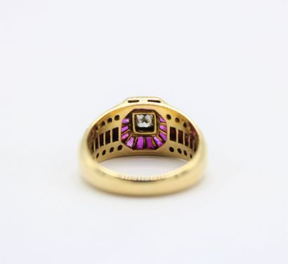 18K (750/1000) yellow gold ring centered...