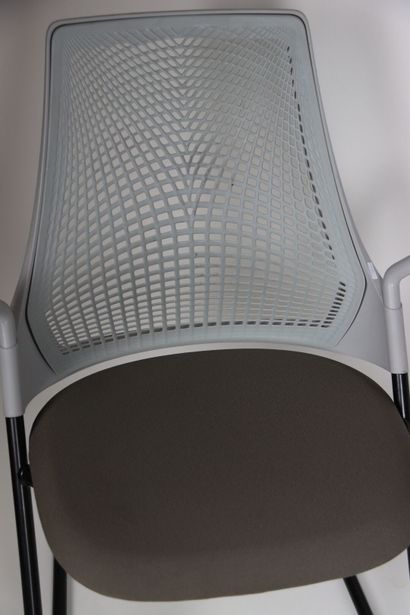 Herman Design par Yves Béhar. Paire de fauteuils...