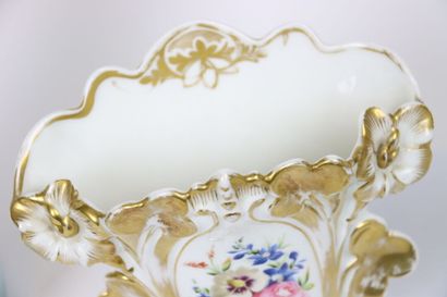 Réunion comprenant un vase en opaline à décor...