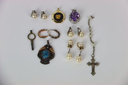Lot de bijoux fantaisie en métal et argent...