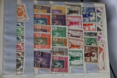 Lot de timbres comprenant un album, trois...