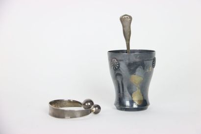 Réunion d'une timbale, d'un bracelet et d'une...
