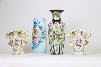 Réunion comprenant un vase en opaline à décor...