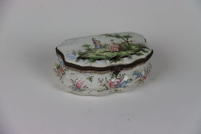 Porcelain box with decoration of marivaudages...