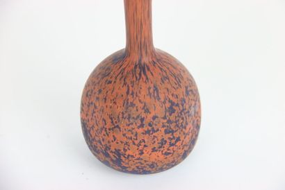 Vase soliflore en verre marmoréen de couleur...