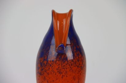MURANO (dans le goût de). Vase en verre orange...