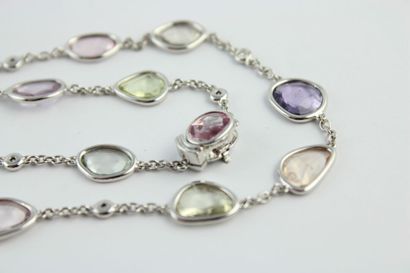 Collier en or gris 18K (750/1000) ornée de...