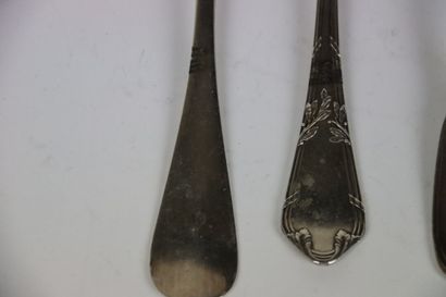 Réunion de deux fourchettes et trois cuillères...