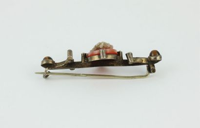 Silver brooch (900/1000) centered on a cameo...