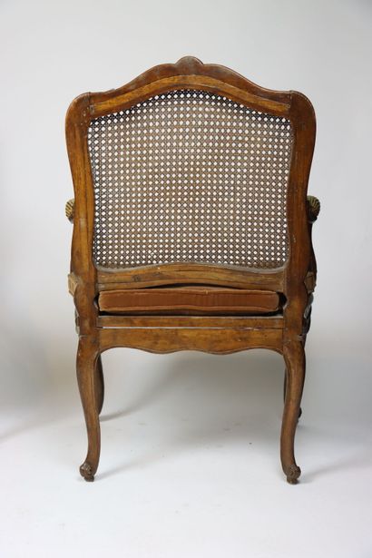 Réunion de deux fauteuils en bois naturel...