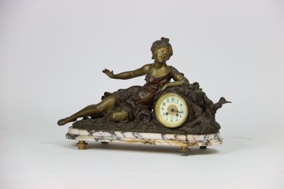 Horloge en régule à base de marbre. Les tourterelles...