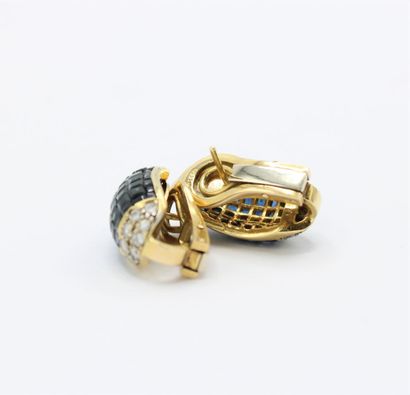 Pair of earrings in 18K (750/1000) yellow...