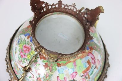 Cup mounted in porcelain of Canton, painted...