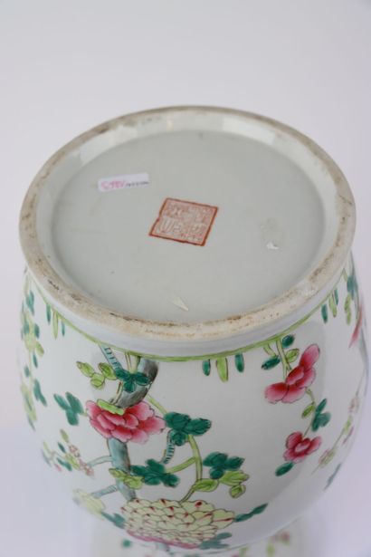 CHINA. Porcelain vase with polychrome decoration...