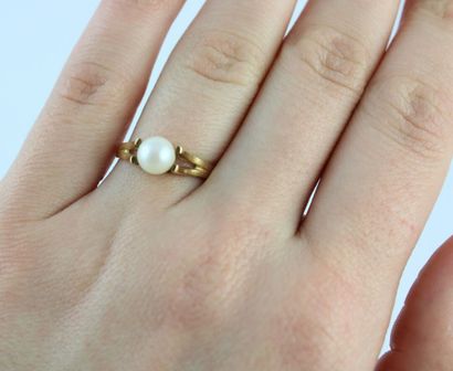 Yellow gold ring 18K (750/100) centered with...