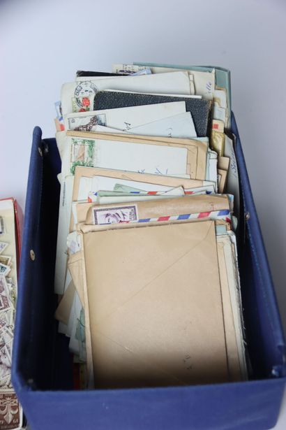 Réunion de timbres :
-album mobile 
-classeur...