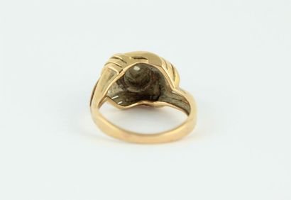 18K (750/1000) yellow gold ring centered...