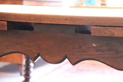 Grande table en chêne supportée par des pieds...