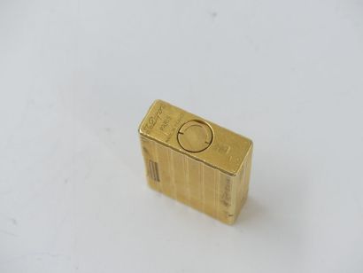 DUPONT. Briquet en métal doré, monogramme...