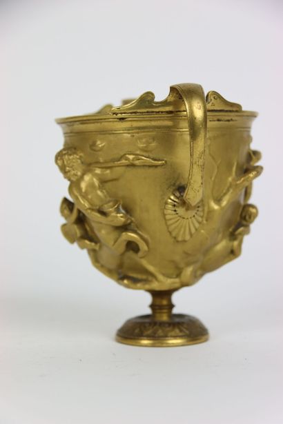 Coupe en bronze ciselé et doré à décor de...