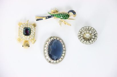 Set of costume jewelry including a brooch...