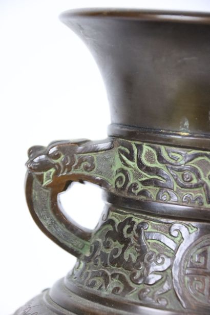 JAPAN, Bronze vase decorated with royal scenes...