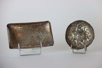 Une brosse, deux élements sculptés, une pince...