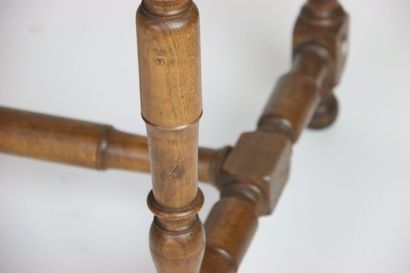 Table en bois mouluré, entretoise en « H...
