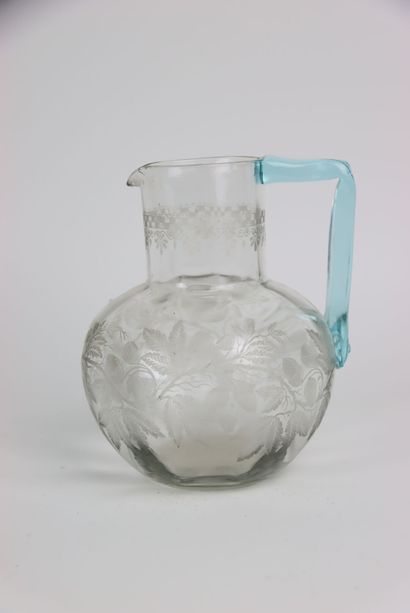 Réunion de verrerie comprenant un pot a eau,...