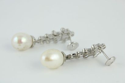 Paire de boucles d'oreille en or gris 18K...