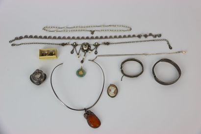 Lot de bijoux fantaisie en métal et argent...