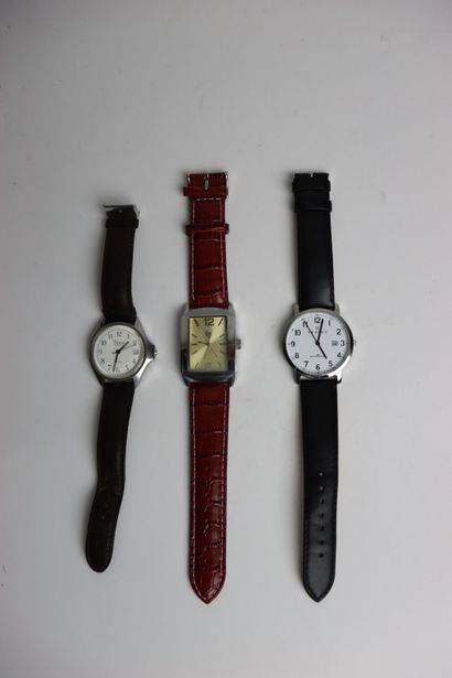 Réunion de trois montres bracelet constituée...