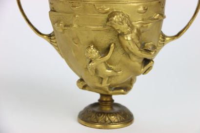 Coupe en bronze ciselé et doré à décor de...