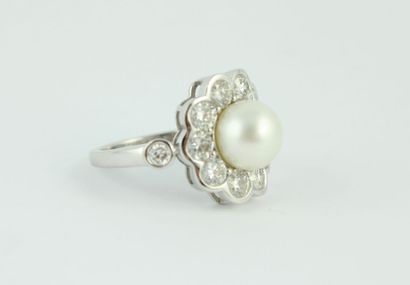 Bague en or gris 18K (750/1000) formant une...