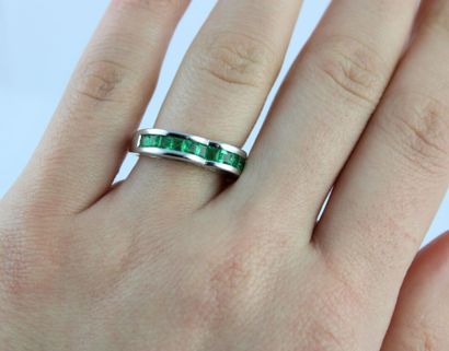 Bague en or gris 18K (750/1000) pavé d'une...