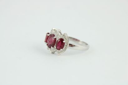 Bague jarretière en or gris 18K (750/1000)...