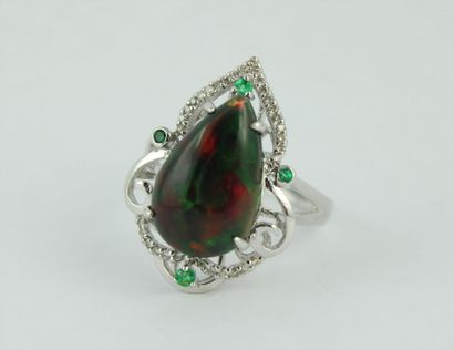 Bague en or gris 18K (750/1000) orné d'une...