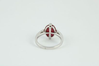Bague en or gris 18K (750/1000) centrée d'un...