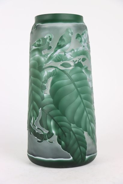 Vase en verre soufflé multicouche à décor...