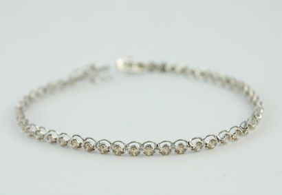 Bracelet en or gris 18K (750/1000) orné d'une...