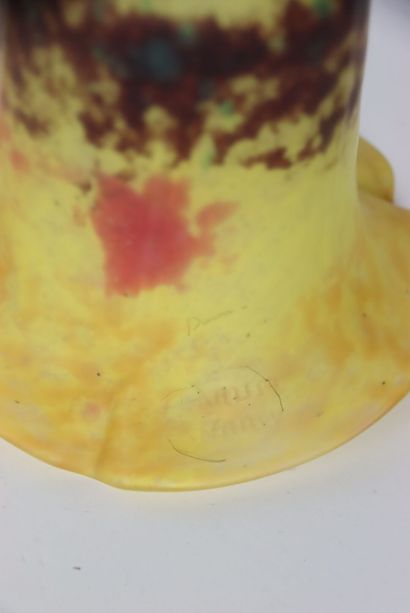 Réunion d'une tulipe en verre marmoréen signée...