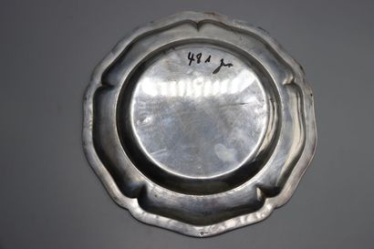 Assiette en argent modèle filets. Poids net:...