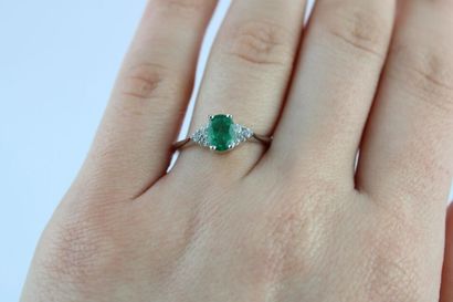 Bague en or gris 18K (750/1000) centrée d'une...
