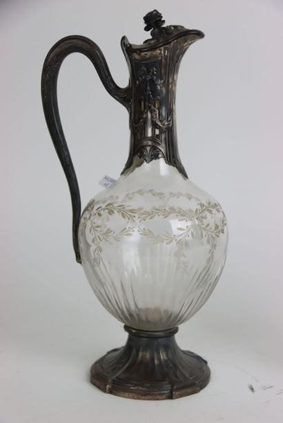 Paire de carafes en cristal à décor de feuillages,...