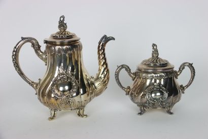 Réunion d'un plat en métal argenté à décor...