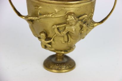 Coupe en bronze ciselé et doré à décor de...